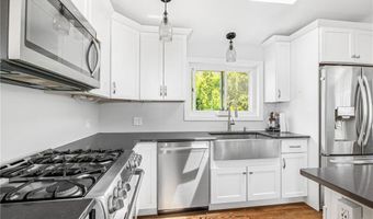 60 Brooklyn Rd, Narragansett, RI 02882