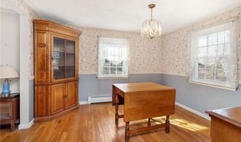 32 Tanglewood Trl, Narragansett, RI 02882
