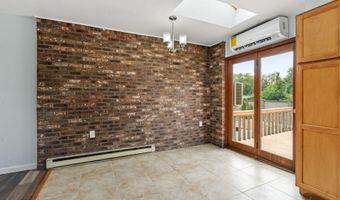 7 Hemlock Ln, Albany, NY 12208