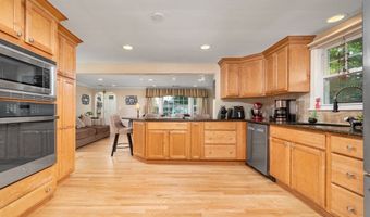 16 Raymond Pl, Cromwell, CT 06416