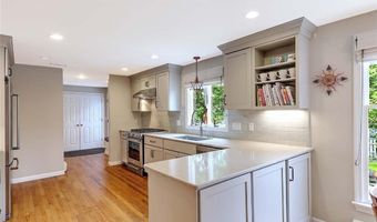 4 Fourth St, Barrington, RI 02806