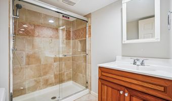 121 S FENWICK St, Arlington, VA 22204