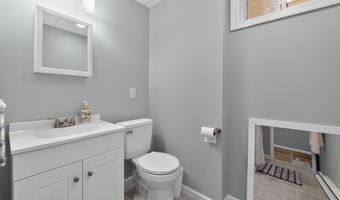 7 Gregg Ln, Bayonne, NJ 07002