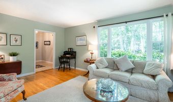 28 Woodland Dr, Amherst, NH 03031