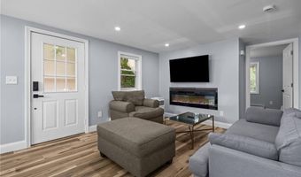 137 Overlook Dr, Warwick, RI 02818