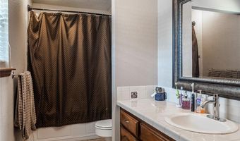 104 Caulder Dr, Chickasha, OK 73018