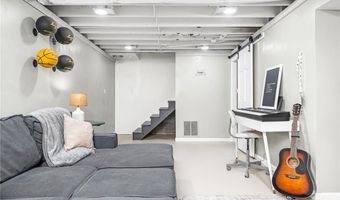 9 Kiki Cir, Cranston, RI 02921