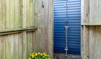 33 Marsh St, Newport, RI 02840