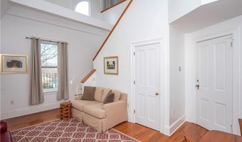 1 Oakwood Ter 7, Newport, RI 02840