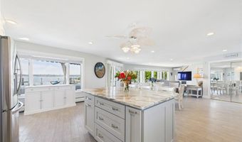 72 Marine Dr, Narragansett, RI 02882