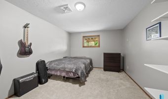 2908 N Oak Rd, Brandon, SD 57005