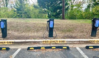 118 ROBERTS Ln 300, Alexandria, VA 22314