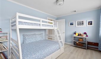 27 Ocean View Dr, Middletown, RI 02842