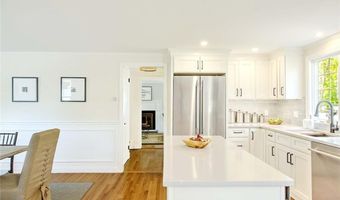 18 Chantilly Dr, Barrington, RI 02806