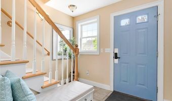 8 Green Acres Dr, Narragansett, RI 02882