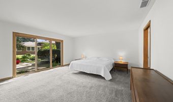 2110 E Eastman Ct, Arlington Heights, IL 60004