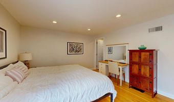 3229 N Volz Dr E, Arlington Heights, IL 60004