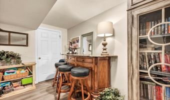 21 Lakeview Dr, Branford, CT 06405