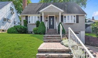 95 Falmouth Pl, Albertson, NY 11507