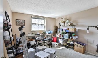 922 N Claytonbrook Dr 1, Ballwin, MO 63011