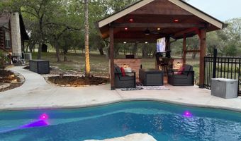 828 Shady Grv, Adkins, TX 78101