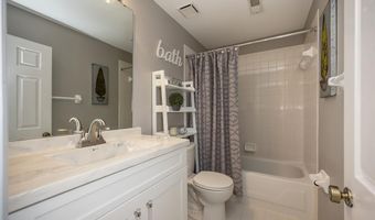 1878 Ridgeview Circle Dr, Ballwin, MO 63021