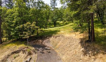 390 Strawberry Ln, Ashland, OR 97520