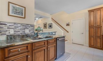 315 Old River Rd 6, Lincoln, RI 02838