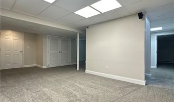8 Linden St, Bristol, RI 02809