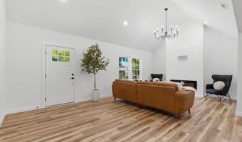 309 W Locust St, Aurora, MO 65605
