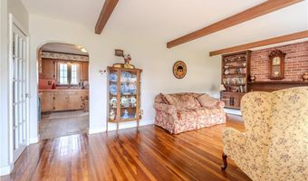 8 Spruce Ave, Middletown, RI 02842