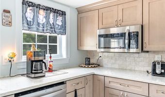52 Planet Ave, East Providence, RI 02915