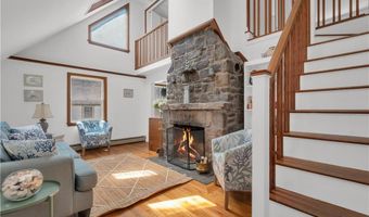 1 Mohawk Trl, Narragansett, RI 02882