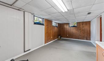 2921 Wood St, Ames, IA 50014