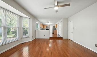 1043 Oakwood Farms Ln, Ballwin, MO 63021