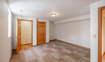1415 Birchwood Ln, Aberdeen, SD 57401