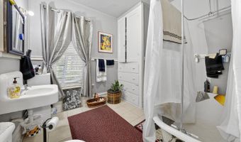 208 S Main St, Algonquin, IL 60102