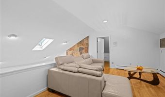 24 GREENWOOD Ln, Lincoln, RI 02865