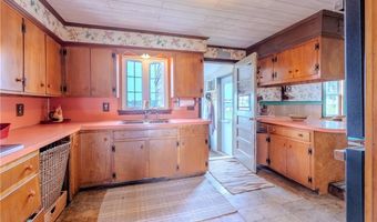 8 Spruce Ave, Middletown, RI 02842