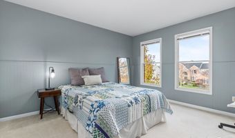 33 Fox Point Ct NE, Ada, MI 49301