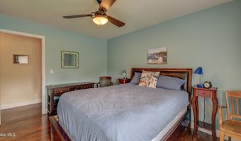 4 Fairway Ct, Albany, NY 12208