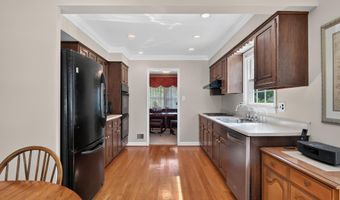8024 GARLOT Dr, Annandale, VA 22003
