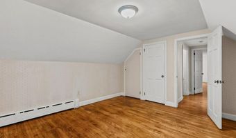 8 North Dr, Middletown, RI 02842