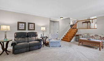 8024 GARLOT Dr, Annandale, VA 22003