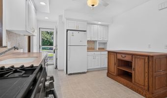 17 Railroad Ave, Beachwood, NJ 08722