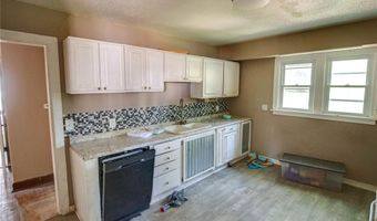 2020 Country Club Dr, Alton, IL 62002