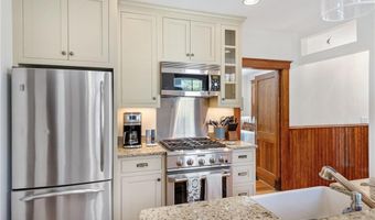 8 Bush St, Newport, RI 02840
