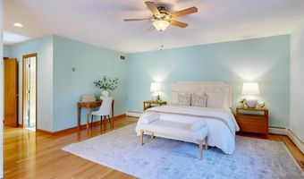 40 Phenix Ridge Dr, Cranston, RI 02921