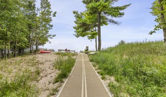 17646 S Ridgewood Dr, Arcadia, MI 49613
