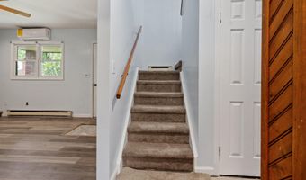 7 Hemlock Ln, Albany, NY 12208